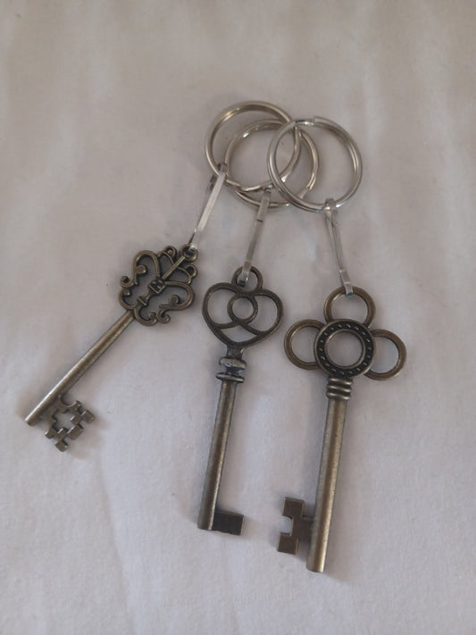 key ring w/ skeleton key, design varies